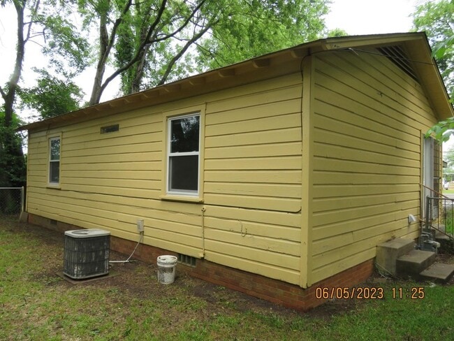 Building Photo - 203 S Ave A