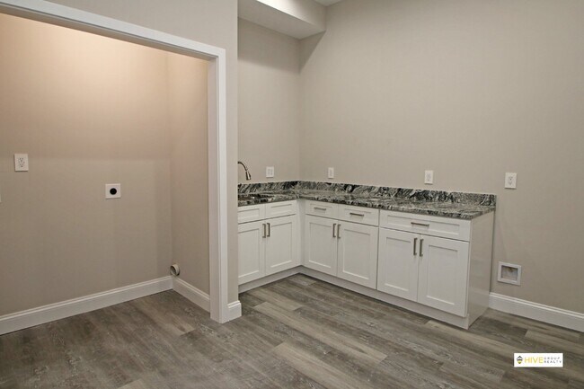 Building Photo - Upscale rental in Harrisonburg!