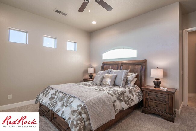 Building Photo - Stunning 2 Bedroom Fully Furnished Home. Community Pool & Mini Golf!