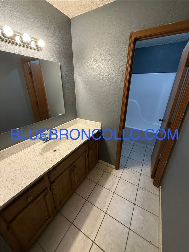 Building Photo - Spacious 3 bedroom townhome with attached 1 car garage