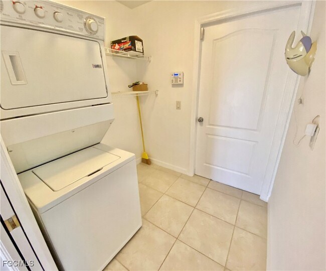 Building Photo - 4231 SW 20th Ave