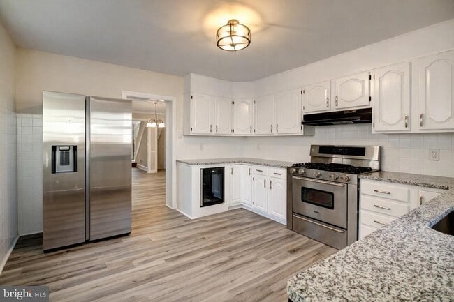 Building Photo - 1909 W 8th St