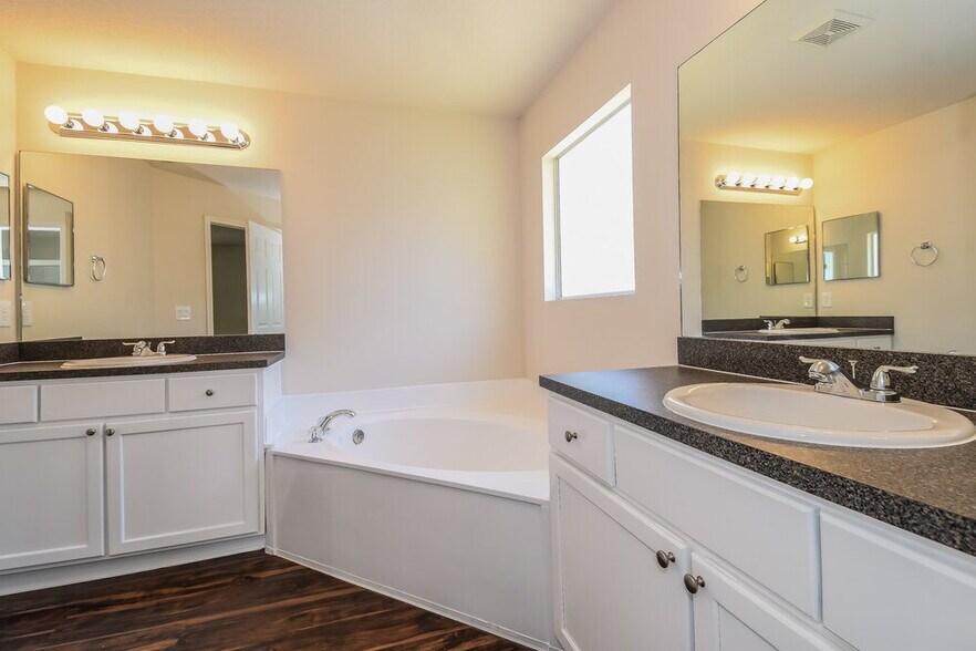 Building Photo - 2828 Ravine Hill Dr