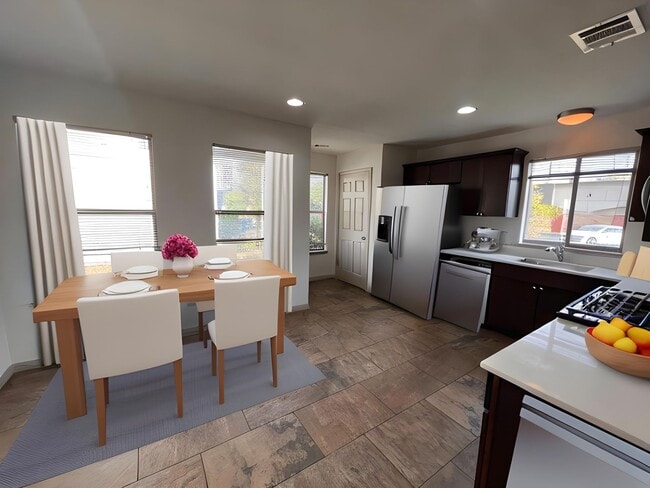 Building Photo - 4Bed/2Bath House w/ detached 2 car garage