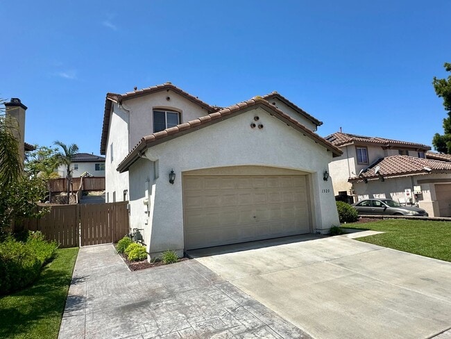 Building Photo - Large 3 bedroom home with loft and large b...