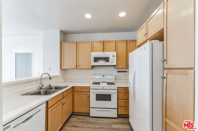 Building Photo - 6400 Crescent Prk E