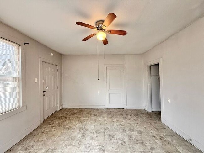 Building Photo - Charming 2-Bedroom 1-Bathroom Unit!