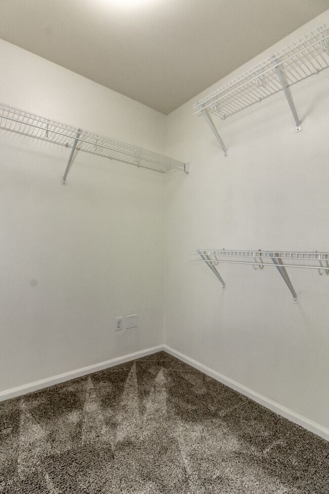 Building Photo - 3684 London Loop NE