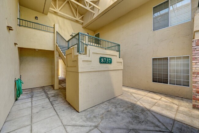 Building Photo - "Charming 2-Bed, 2-Bath Condo Retreat in Centennial"
