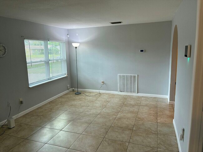Building Photo - 202 Essex Dr