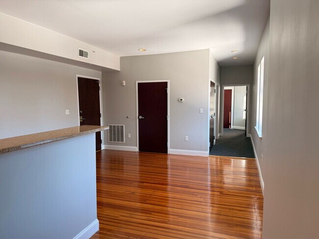 Building Photo - 210 Farmington Ave