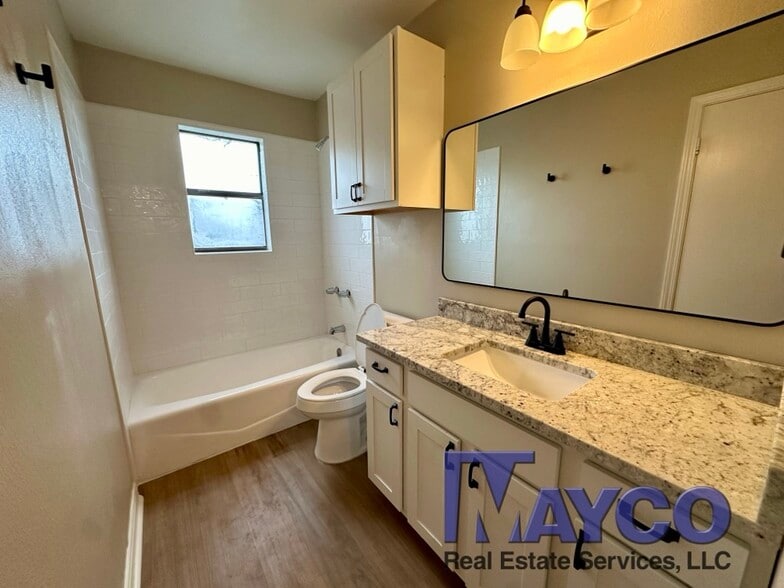 Building Photo - Grand Oaks Apartments