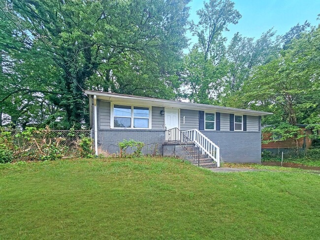 Building Photo - Spacious 4 Bedroom Home Near University Av...