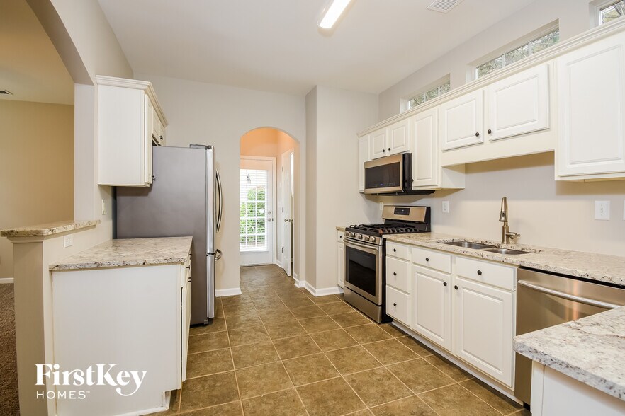 Building Photo - 302 Pinehurst Way