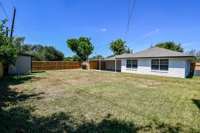 Building Photo - 5429 De Lange Ln