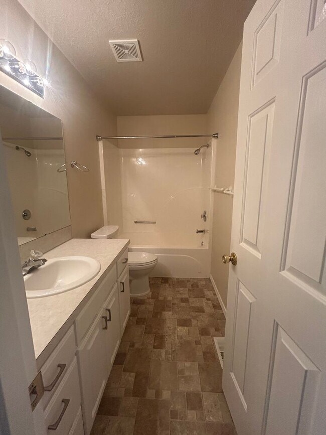 Building Photo - Beautiful Three Bedroom in Keizer