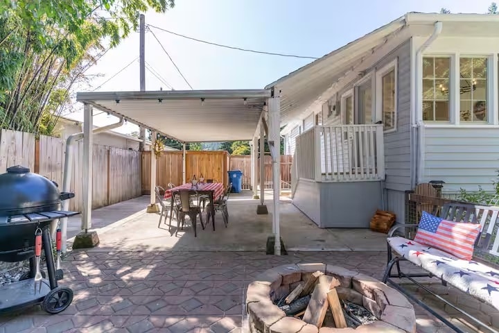 Building Photo - 1428 NE Adams St