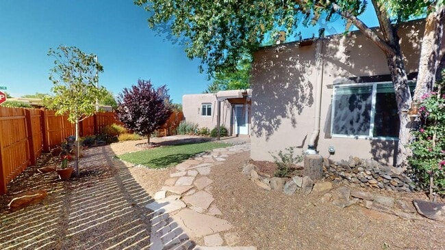 Building Photo - Sweet 3 bedroom