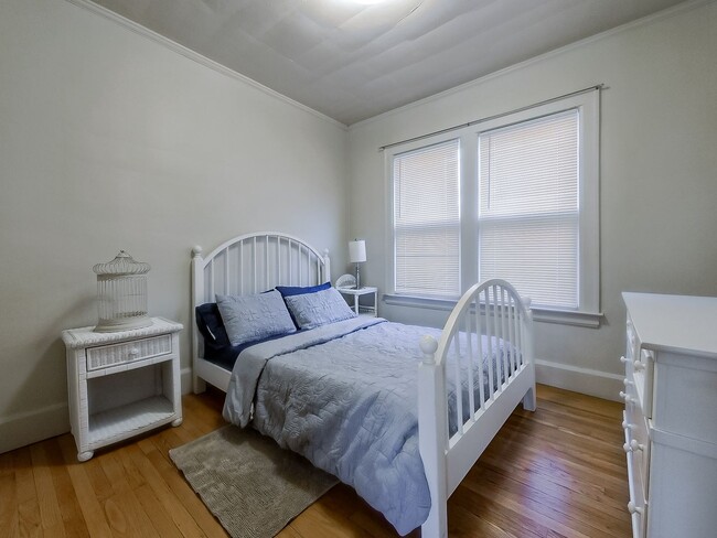 Building Photo - Welcome to this charming 2 bedroom, 1 bath...