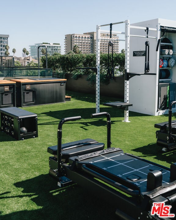 Building Photo - 350 N Palm Dr