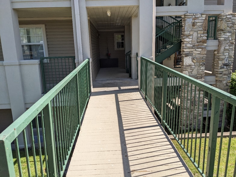 Front entrance with no stairs - 180 W Rockford Dr