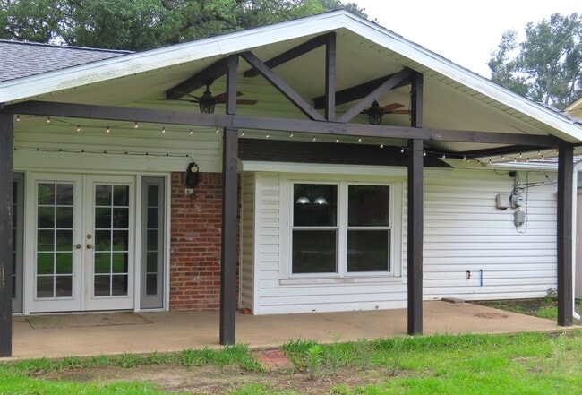 Building Photo - South Tyler! Lovely 3 Bedroom, 2 Bath Hous...