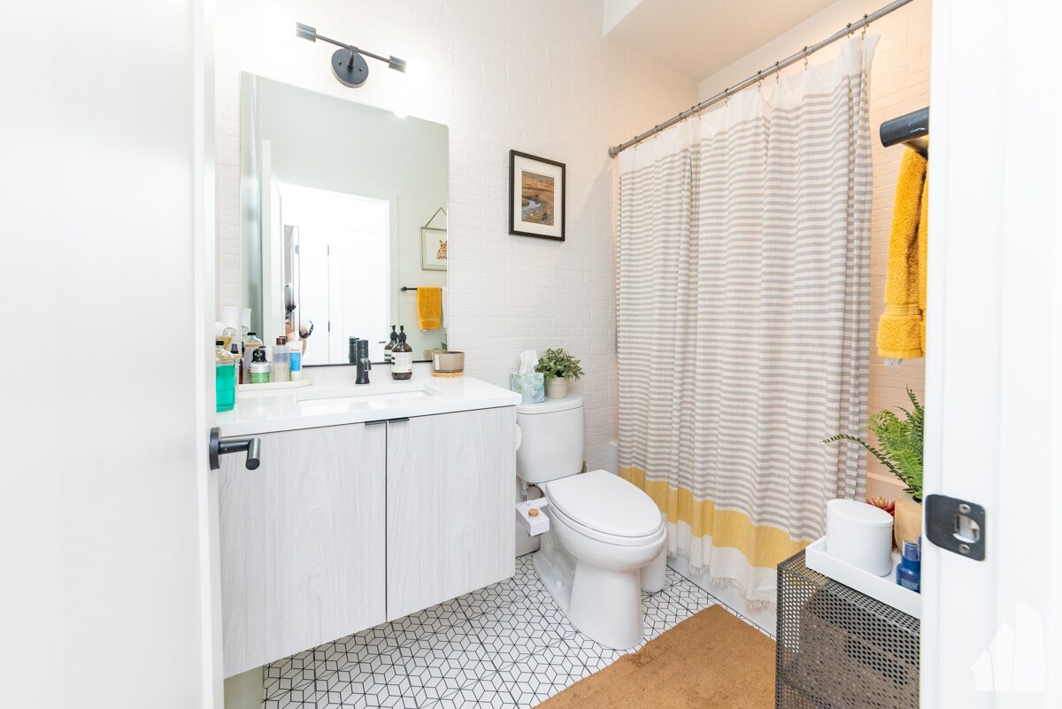 Building Photo - 1336 W Bryn Mawr Ave