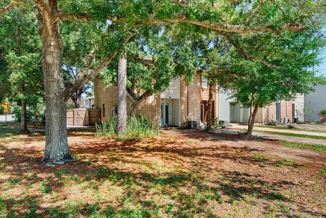 Building Photo - "Charming 2-Bed Townhouse Retreat in Fort ...