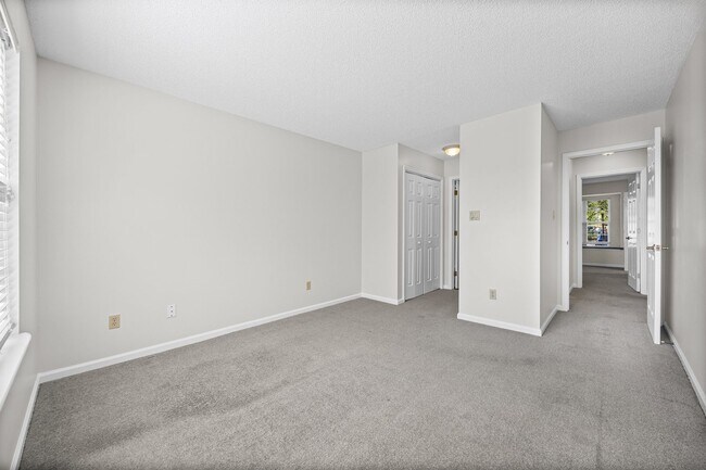 Building Photo - Light and bright 2-primary suite, 2-bath condo in Firethorne of Charlotte.