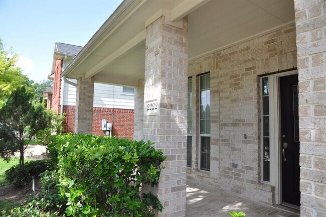 Building Photo - 2222 Drake Falls Dr