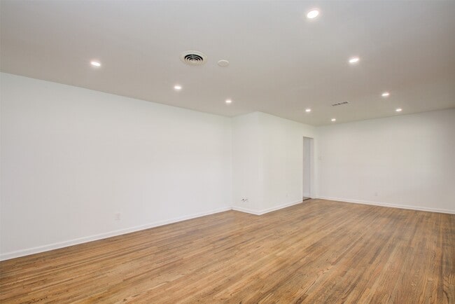 Building Photo - 8939 Rockhurst Dr