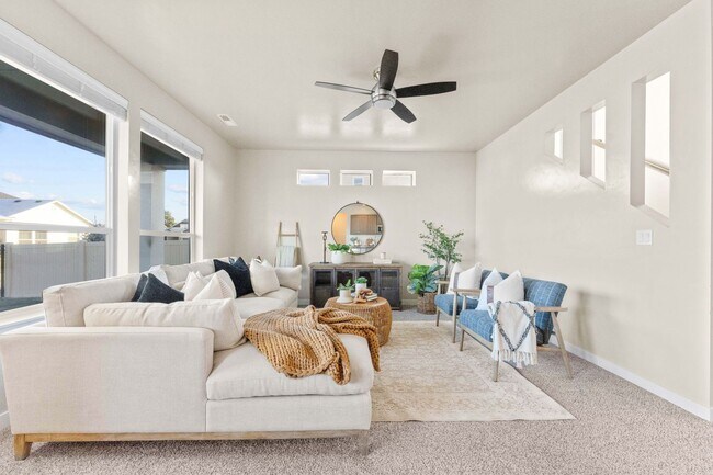 Building Photo - 5 Bedroom 2.5 Bath FOUR CAR GARAGE Eagle, ...