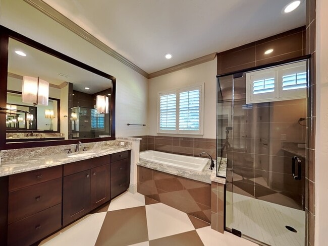 Building Photo - 1240 Poinsettia Ave