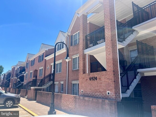 Building Photo - 6924 Fairfax Dr