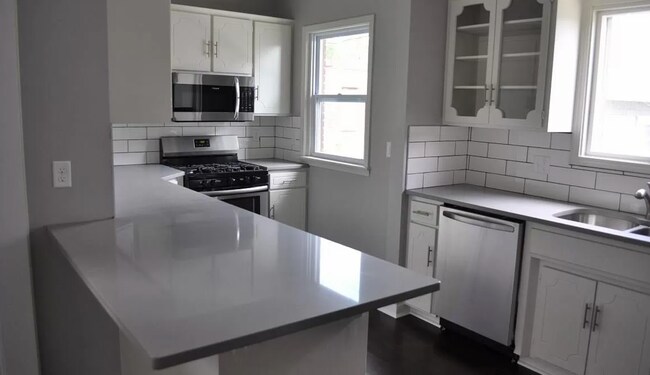 Building Photo - Thoughtfully Designed 3-Bedroom with Uniqu...
