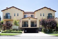 Building Photo - 920 Central