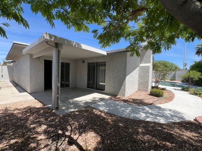 Building Photo - Spacious Single-Story 6-bed 3-bath Oasis with Private Pool and Spa in Spring Valley
