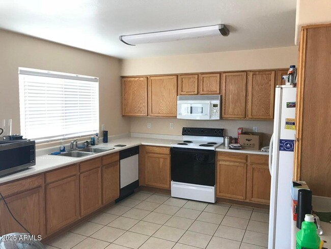 Building Photo - 10971 W Rio Vista Ln