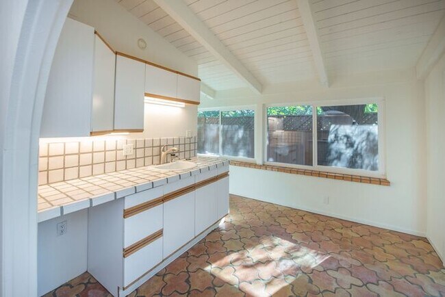 Building Photo - Anaheim Hills