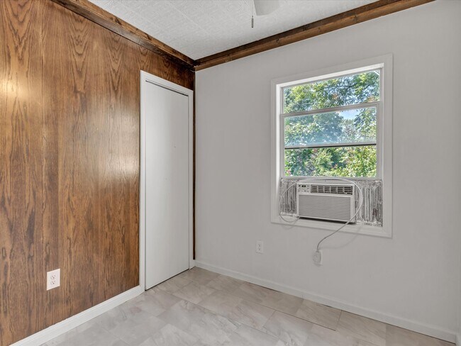 Building Photo - 815 Sandra Dr