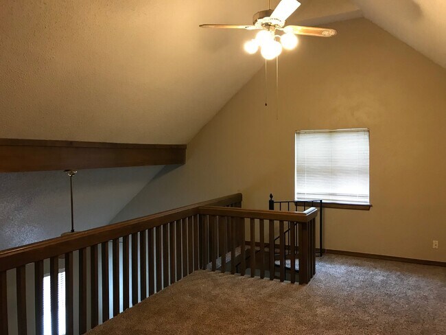 Building Photo - 4 or 5 bedroom and a bonus room with 4 baths for rent in SW OKC (Moore schools)!  Lots of space a...