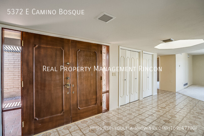 Building Photo - Location! Quintessential Tucson Classic is...