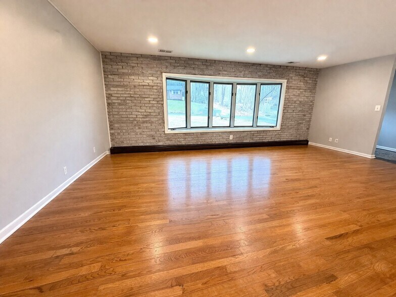 Building Photo - 2119 Oaklyn Dr