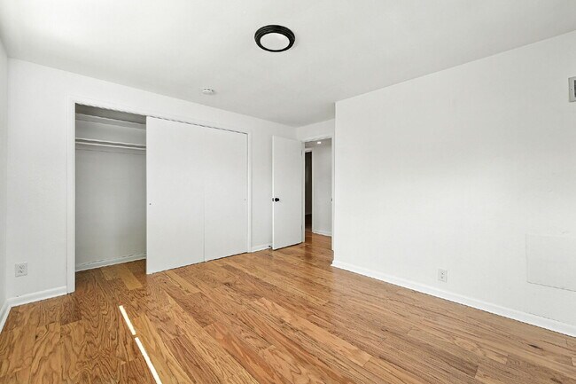Building Photo - Great Property in the DU area!