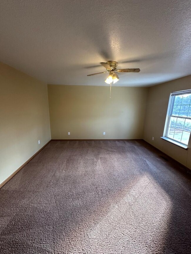 Building Photo - 103 S Woods Ct