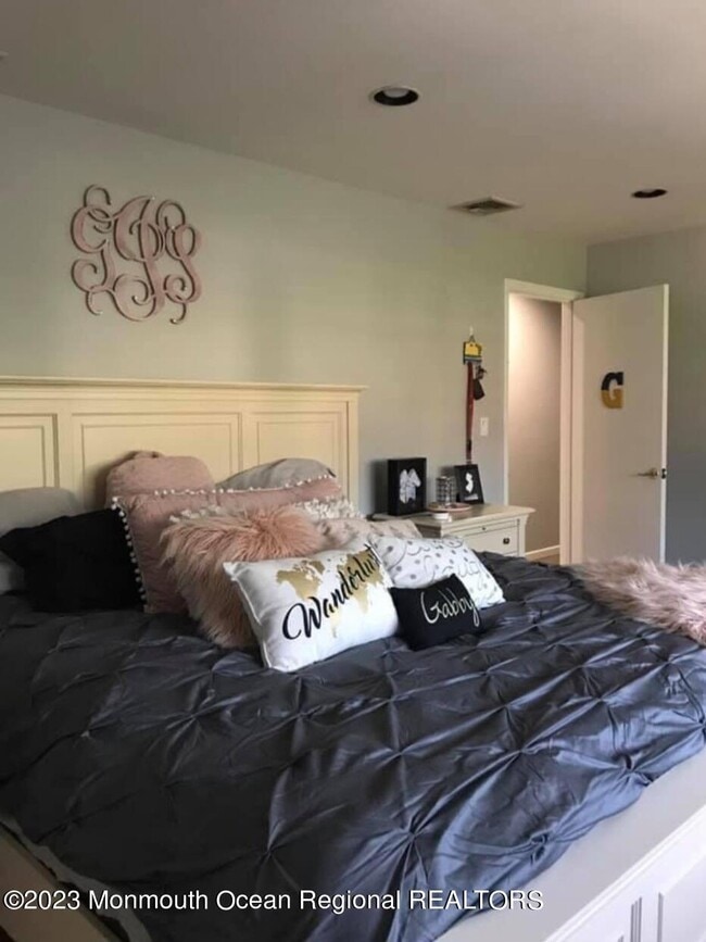 Building Photo - 293 Lawrence Ave