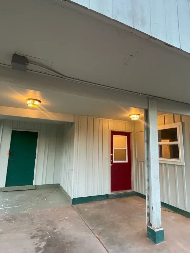 Building Photo - ~ RENT SPECIAL ~ HOLIDAY MERRINESS ~ 2 Bedroom, 1 bathroom West Side Apartment For Rent