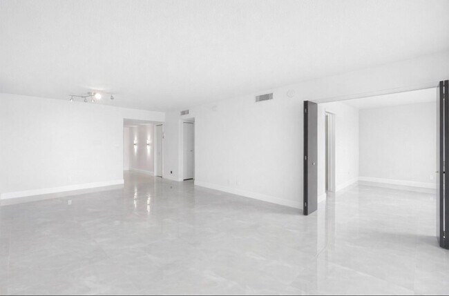 Building Photo - 500 Oaks Ln