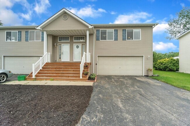Building Photo - 1116 Lakeview Cir