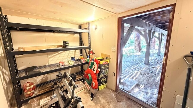 Building Photo - 54061 Linger Ln